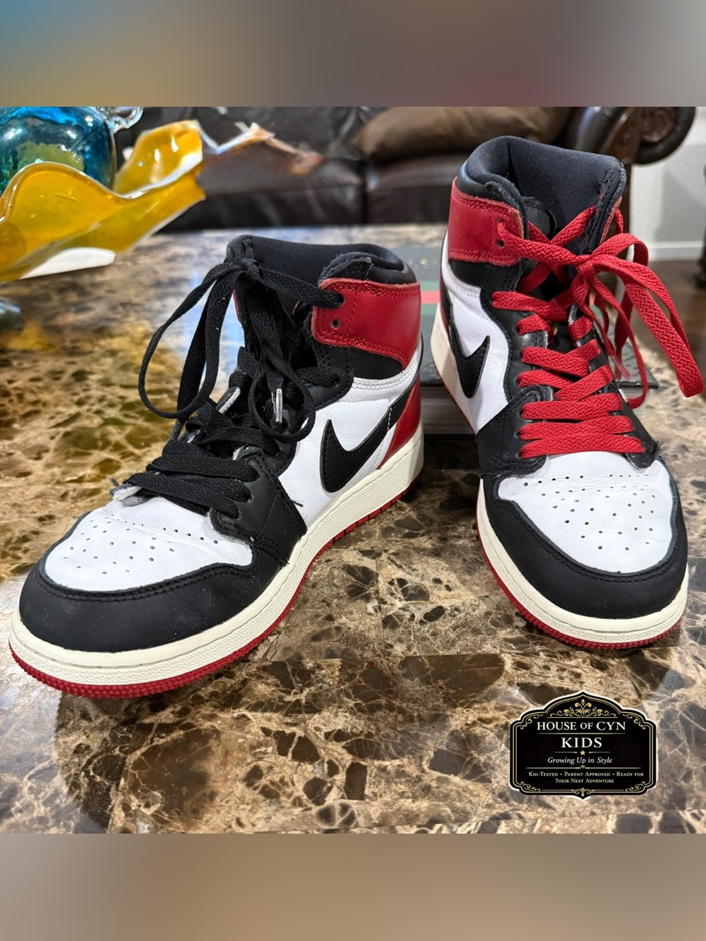Nike Air Jordan 1 Mid Chicago Sneakers Youth Size 7Y, EU 40, Black & Red